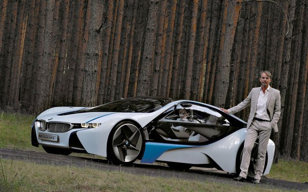 Това изглежда директно представяне на i8 , но BMW Vision EfficientDynamics е много повече от това. Автомобилът е пионер в нов тип мощен автомобил, който съчетава високотехнологични леки материали с хибридно задвижване. И най-хубавото е, че сега (ако джобовете ви са достатъчно дълбоки), можете да купите BMW i8.

Баварците шумно заявиха, че ако бъдещото е електрическо, то може да бъде и привлекателно.